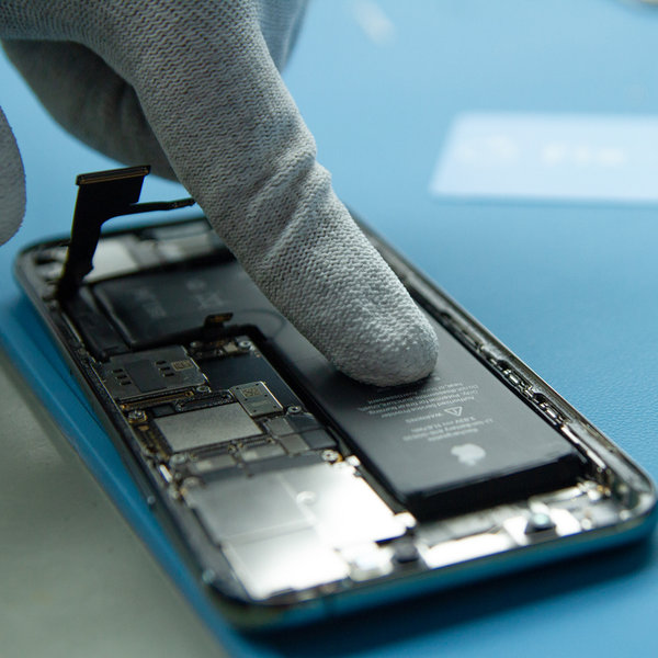 Włóż nową baterię do iPhone’a