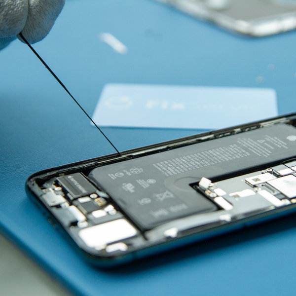 Usuń stary klej z krawędzi iPhone’a