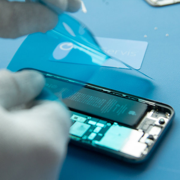 Nałóż nowy klej wokół krawędzi iPhone’a