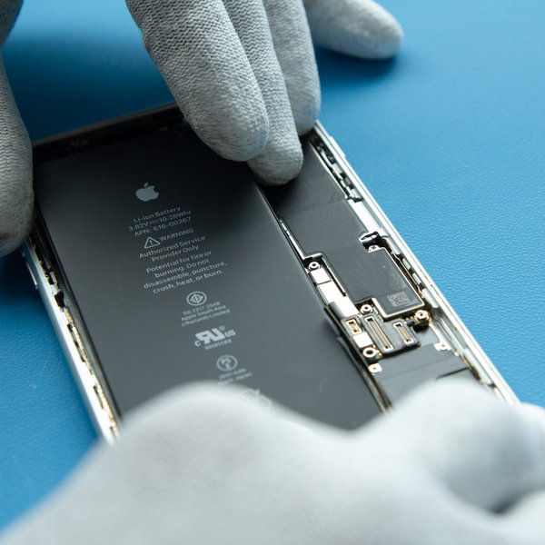 Włożenie nowej baterii do iPhone’a