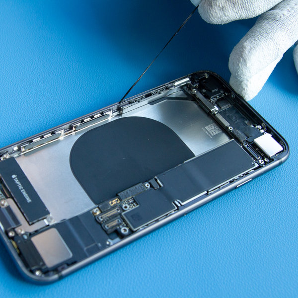 Usunięcie starego kleju wokół krawędzi iPhone’a
