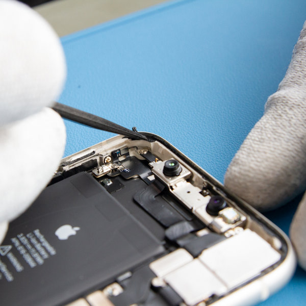 Usuń stary klej z krawędzi iPhone’a