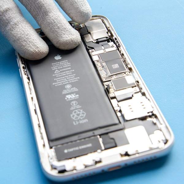 Włóż nową baterię do iPhone’a