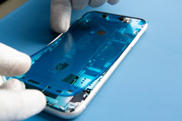 Przyklej nową taśmę klejącą wokół krawędzi iPhone’a