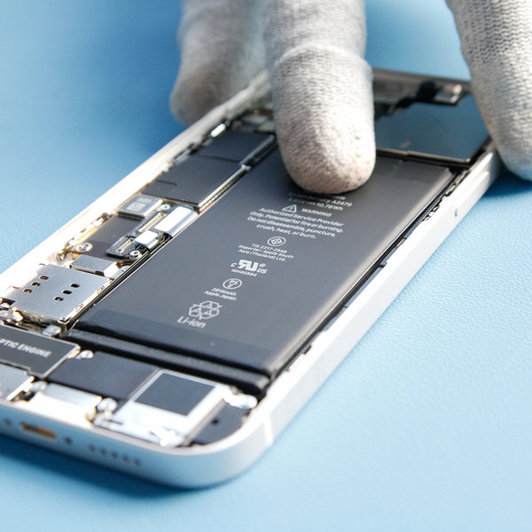 Włóż nową baterię do iPhone’a