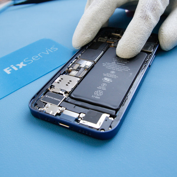 Włóż nową baterię do iPhone’a