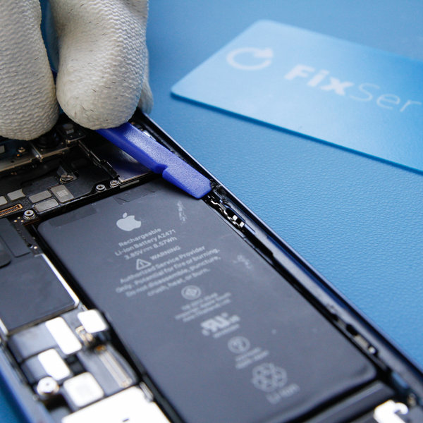 Usuń stary klej wokół krawędzi iPhone’a