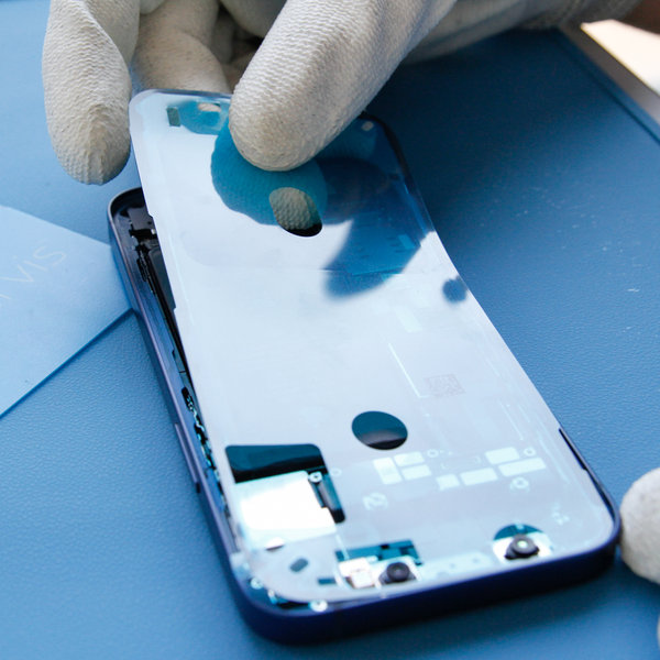 Przyklej nowy klej wokół krawędzi iPhone’a