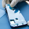 Przyklej nową taśmę klejącą wzdłuż krawędzi iPhone’a #1