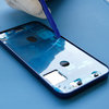 Przyklej nową taśmę klejącą wzdłuż krawędzi iPhone’a #2
