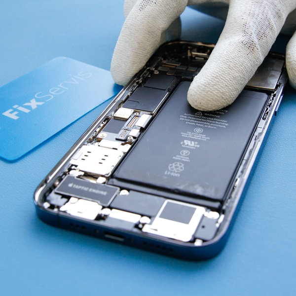 Włóż nową baterię do iPhone’a