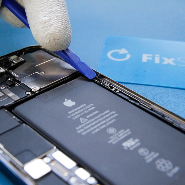 Usuń stary klej wokół krawędzi iPhone’a