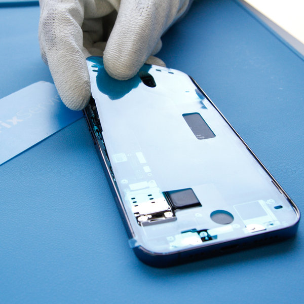 Przyklej nową taśmę klejącą wokół krawędzi iPhone’a